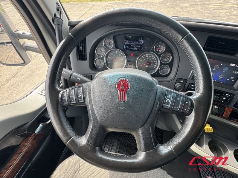 Interior steering wheel for this 2022 Kenworth T680 (Stock number: UNJ492678)
