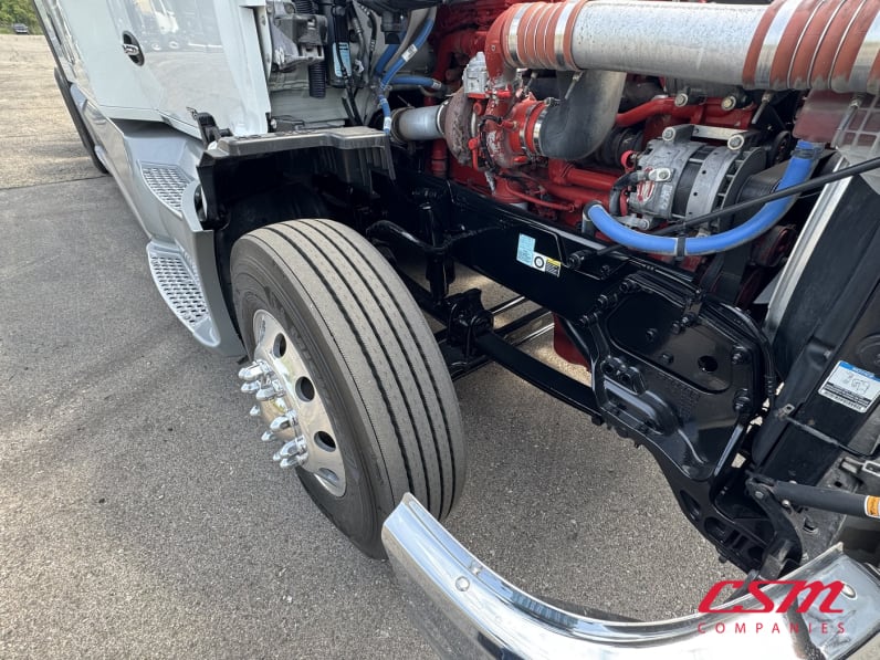 Passenger side front tire tread for this 2022 Kenworth T680 (Stock number: UNJ492678)