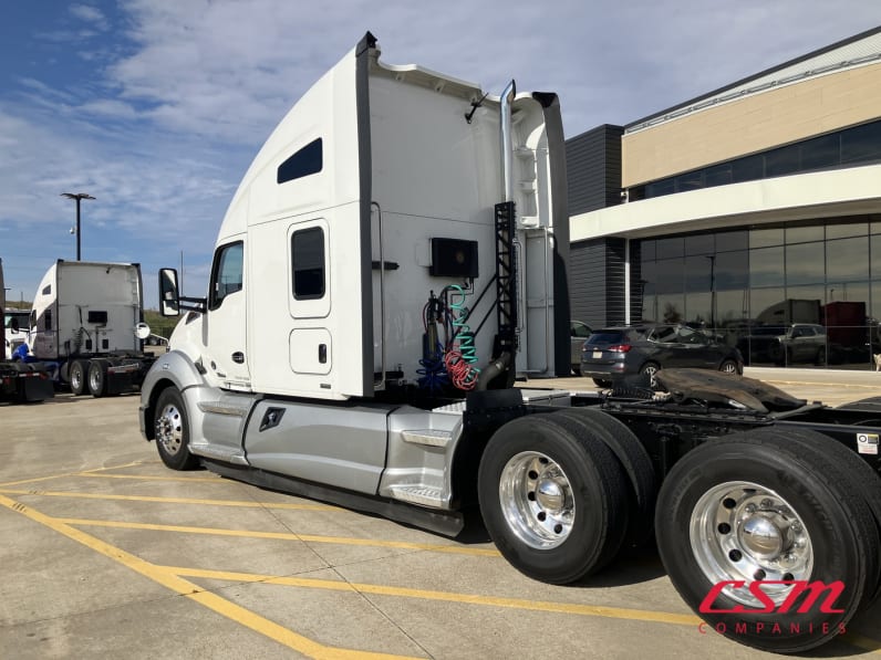 Exterior rear driver side for this 2022 Kenworth T680 (Stock number: UNJ492679)