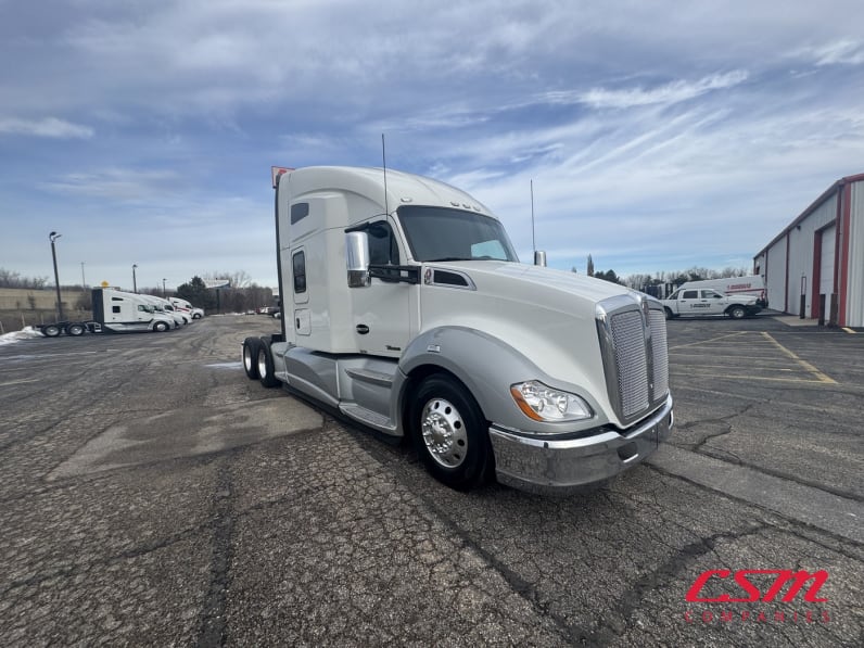 Exterior front passenger side for this 2022 Kenworth T680 (Stock number: UNJ492682)