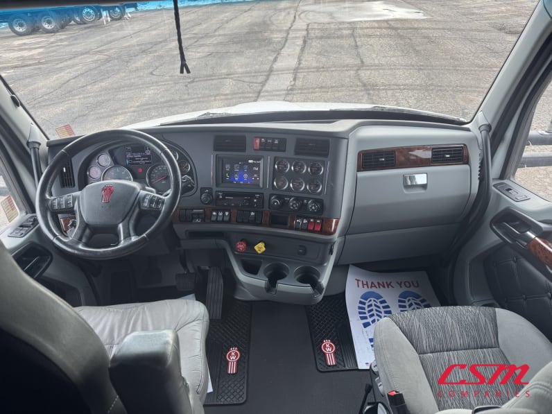 Interior cockpit for this 2022 Kenworth T680 (Stock number: UNJ492682)