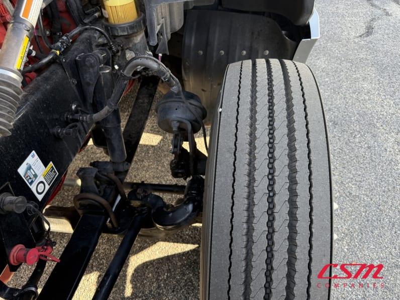 Driver side front tire tread for this 2022 Kenworth T680 (Stock number: UNJ492689)