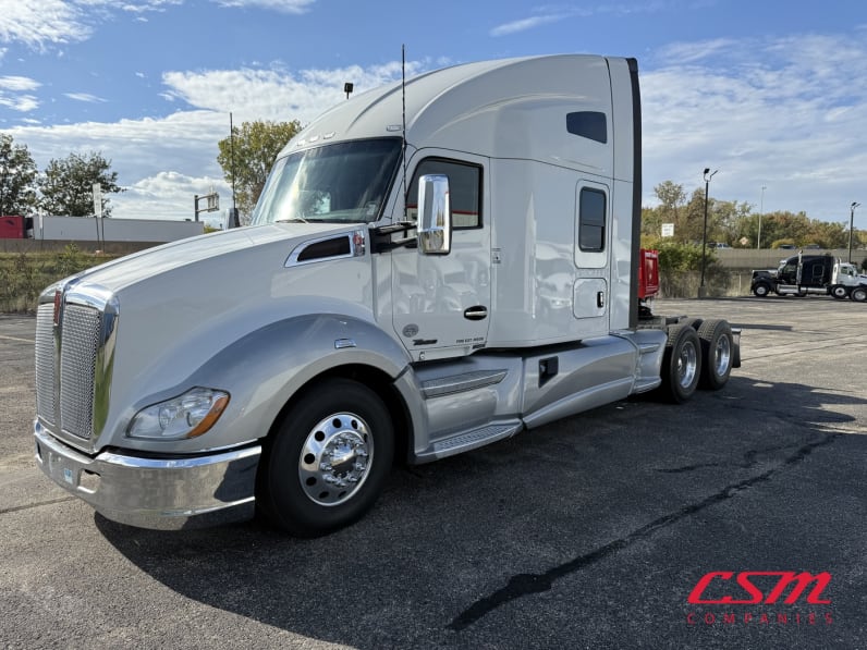Exterior front drivers side for this 2022 Kenworth T680 (Stock number: UNJ492689)