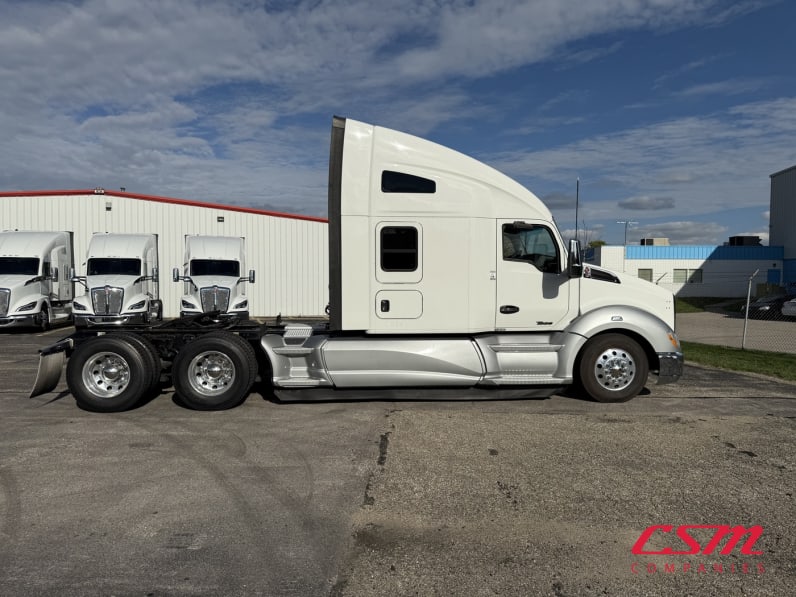 Exterior full passenger side for this 2022 Kenworth T680 (Stock number: UNJ492689)