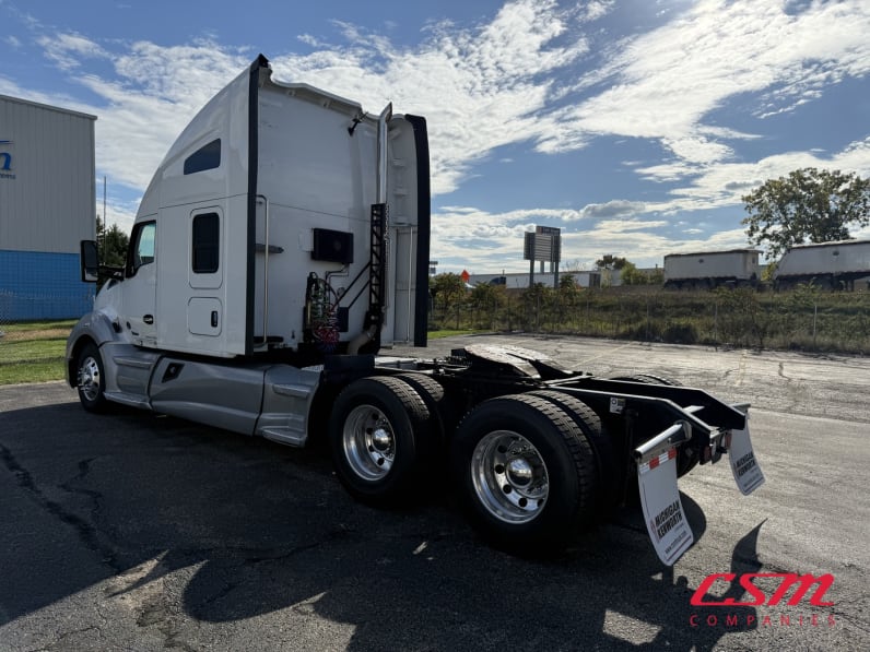 Exterior rear driver side for this 2022 Kenworth T680 (Stock number: UNJ492689)