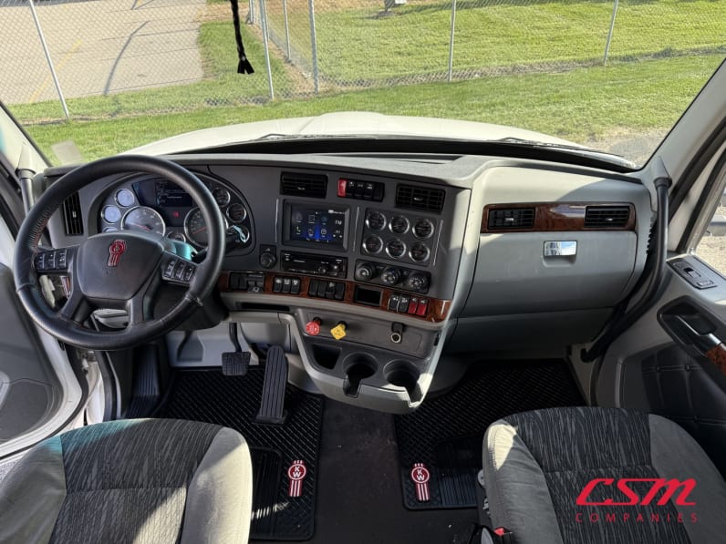 Interior cockpit for this 2022 Kenworth T680 (Stock number: UNJ492689)