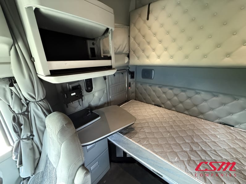 Interior passenger side sleeper for this 2022 Kenworth T680 (Stock number: UNJ492689)