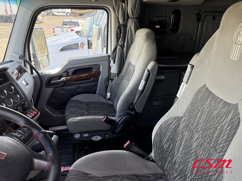 Interior seats for this 2022 Kenworth T680 (Stock number: UNJ492689)