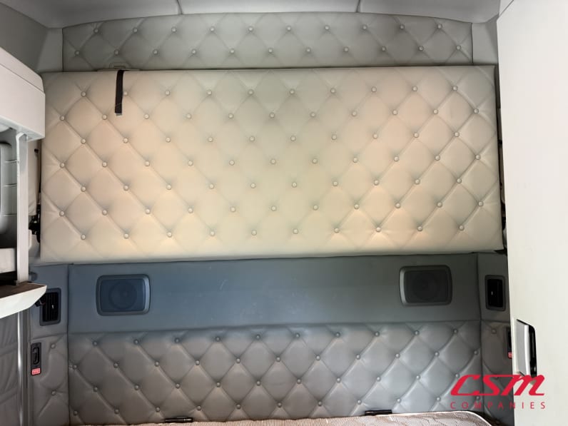 Interior wide sleeper view for this 2022 Kenworth T680 (Stock number: UNJ492689)