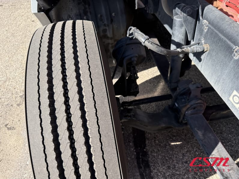 Passenger side front tire tread for this 2022 Kenworth T680 (Stock number: UNJ492689)