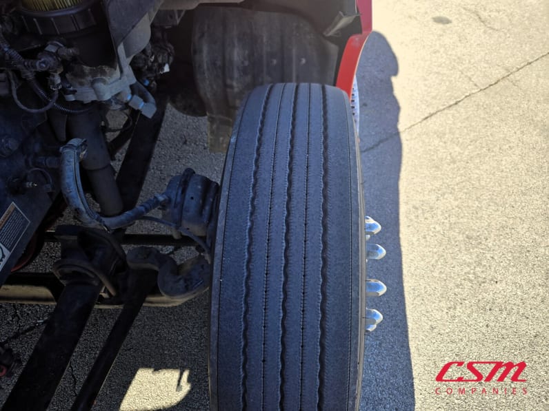 Driver side front tire tread for this 2022 Kenworth T680 (Stock number: UNJ494054)