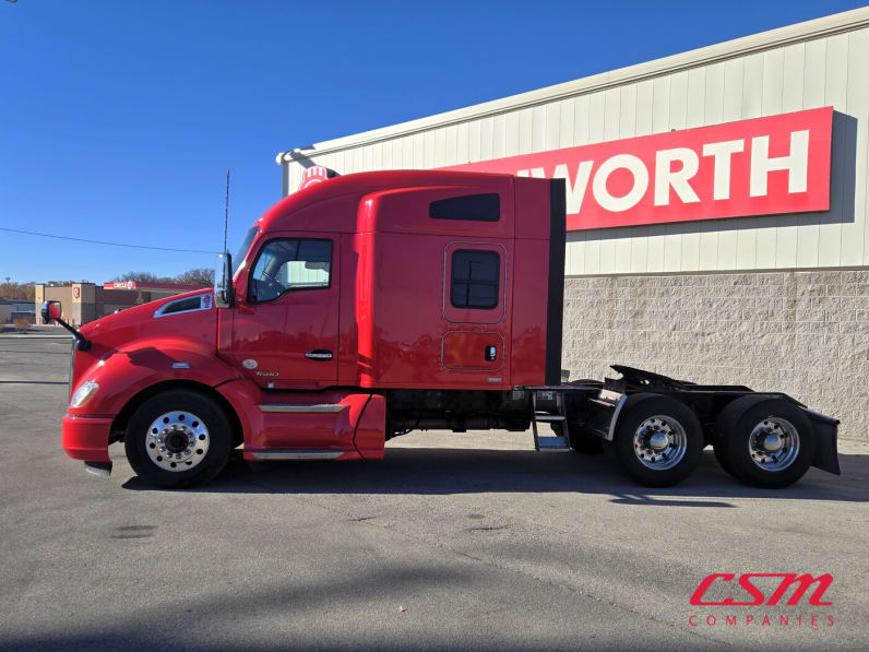 Exterior full driver side for this 2022 Kenworth T680 (Stock number: UNJ494054)