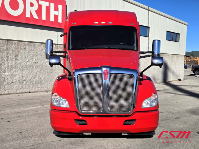 Exterior full front view for this 2022 Kenworth T680 (Stock number: UNJ494054)