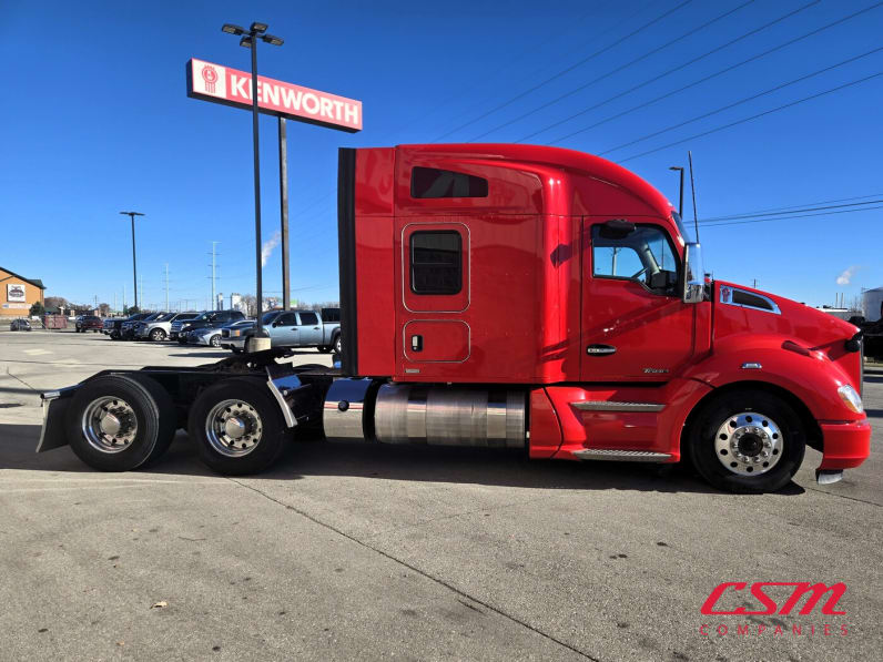 Exterior full passenger side for this 2022 Kenworth T680 (Stock number: UNJ494054)