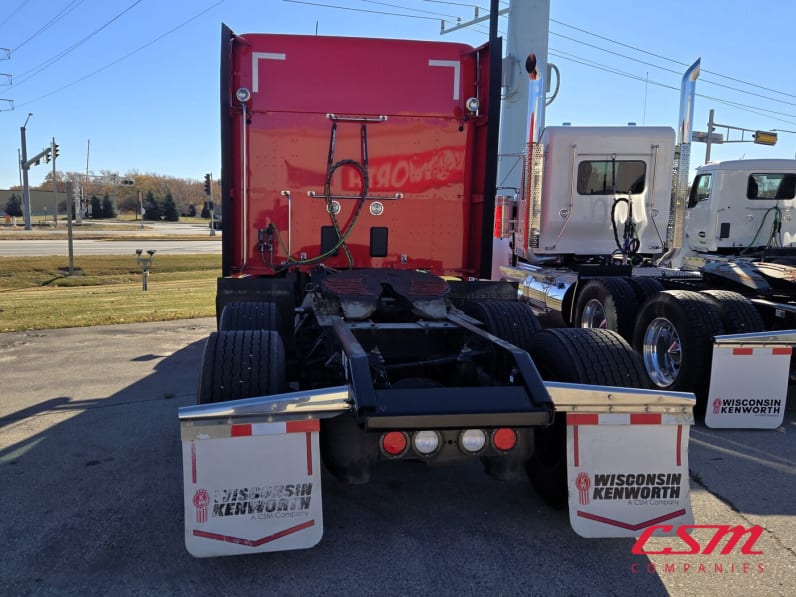 Exterior full rear view for this 2022 Kenworth T680 (Stock number: UNJ494054)