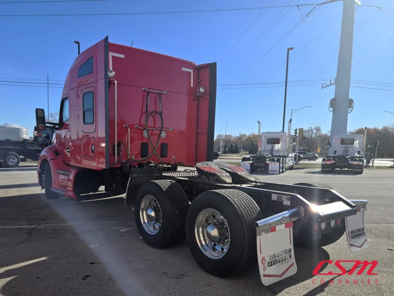 Exterior rear driver side for this 2022 Kenworth T680 (Stock number: UNJ494054)