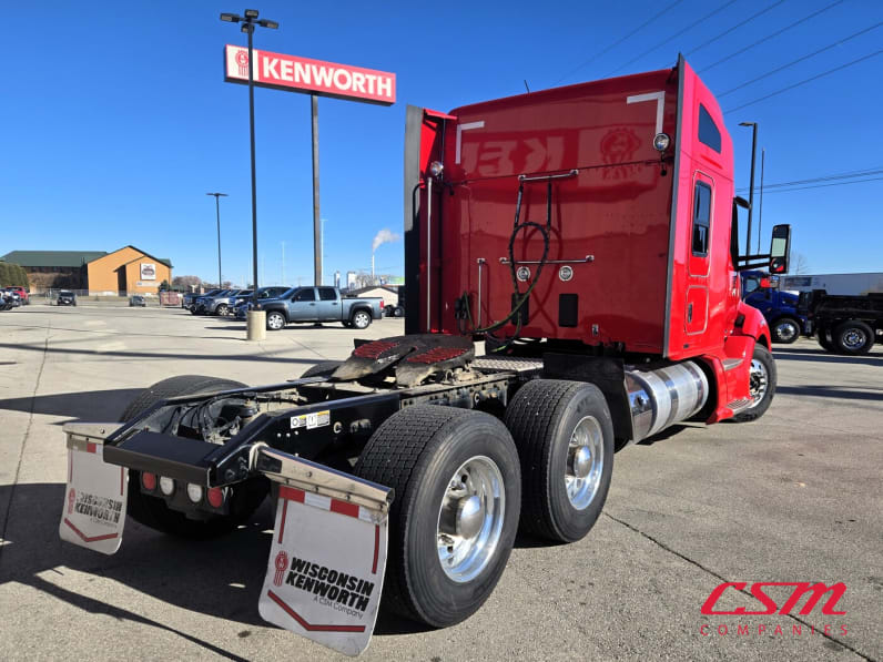 Exterior rear passenger side for this 2022 Kenworth T680 (Stock number: UNJ494054)