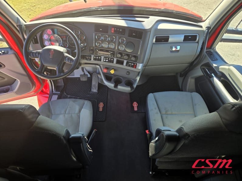 Interior cockpit for this 2022 Kenworth T680 (Stock number: UNJ494054)