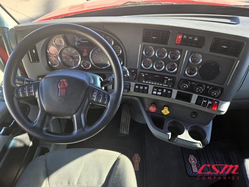 Interior dash for this 2022 Kenworth T680 (Stock number: UNJ494054)