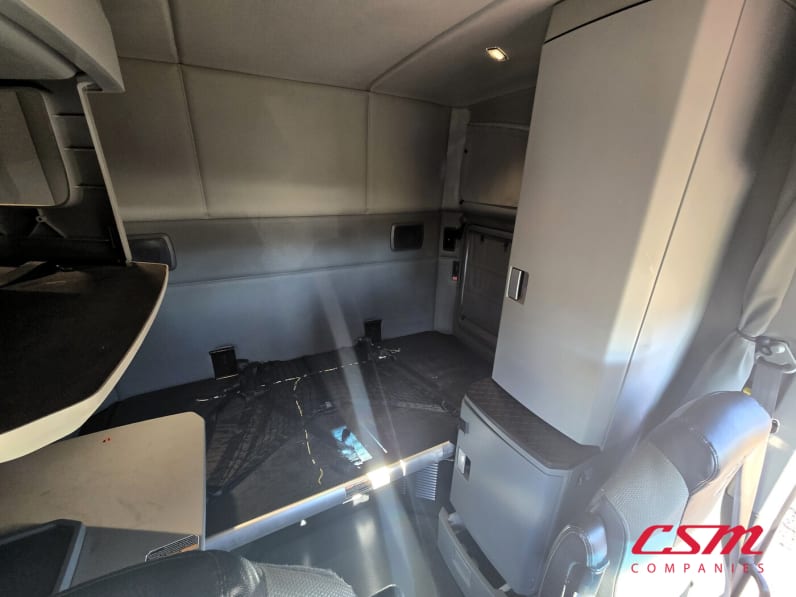 Interior driver side sleeper for this 2022 Kenworth T680 (Stock number: UNJ494054)