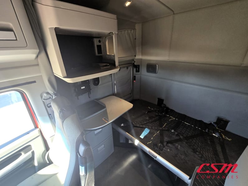 Interior passenger side sleeper for this 2022 Kenworth T680 (Stock number: UNJ494054)