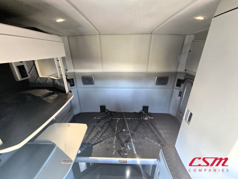 Interior wide sleeper view for this 2022 Kenworth T680 (Stock number: UNJ494054)