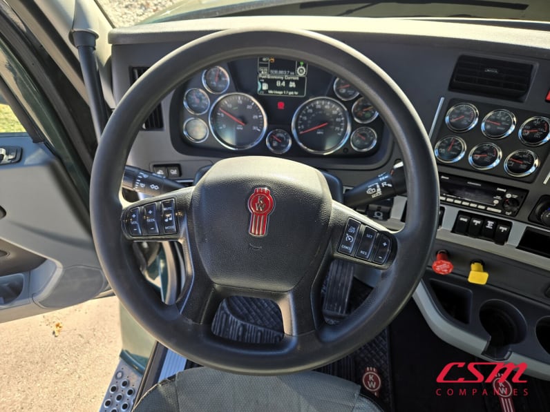 Interior steering wheel for this 2022 Kenworth T680 (Stock number: UNJ494056)Weeee