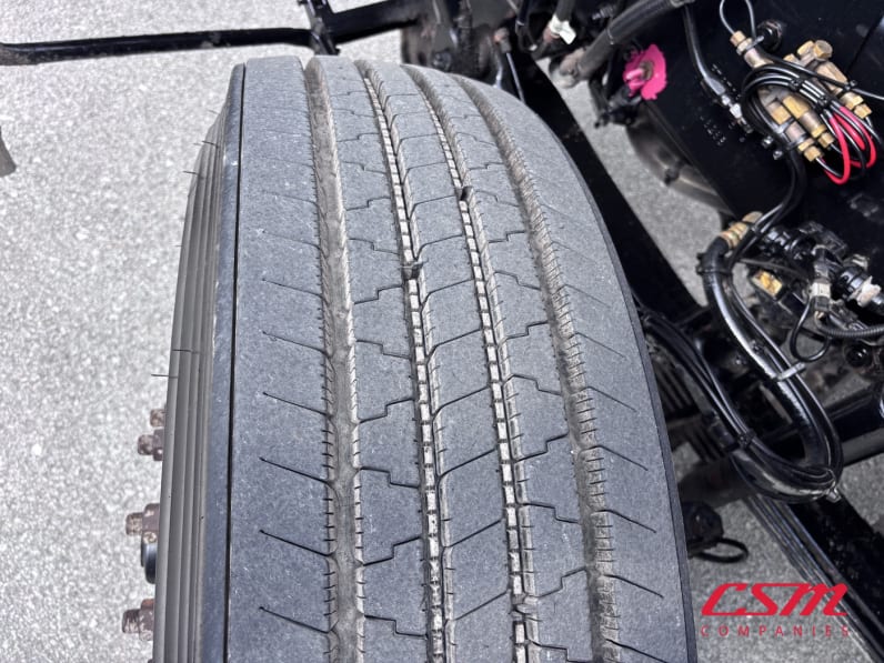 Driver side front tire tread for this 2022 International HX620 (Stock number: UNN546268)Weeee