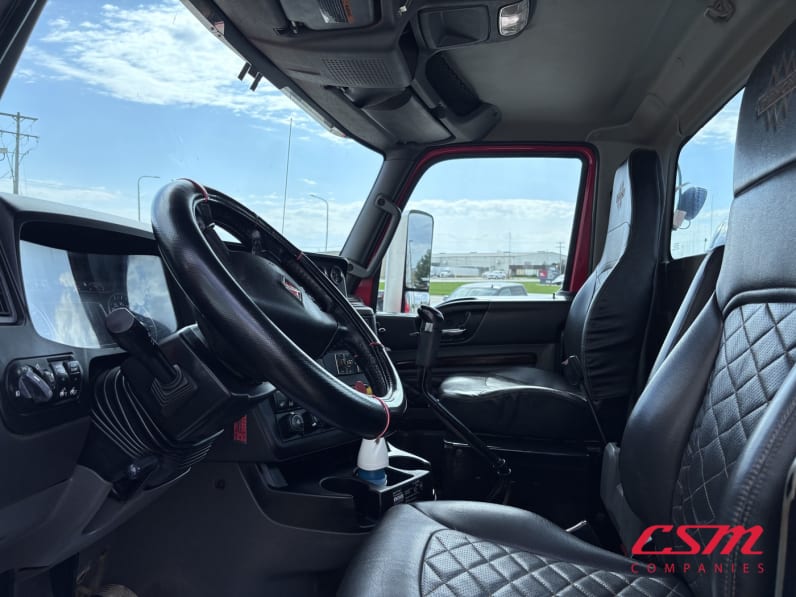 Interior seats for this 2022 International HX620 (Stock number: UNN546268)Weeee