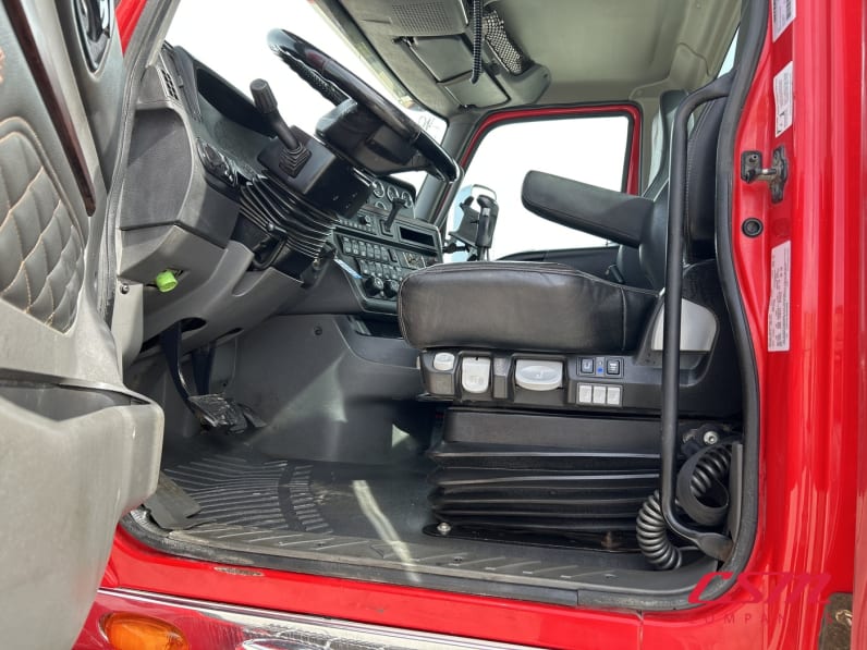 Drivers side door open for this 2022 International HX620 (Stock number: UNN546269)Weeee