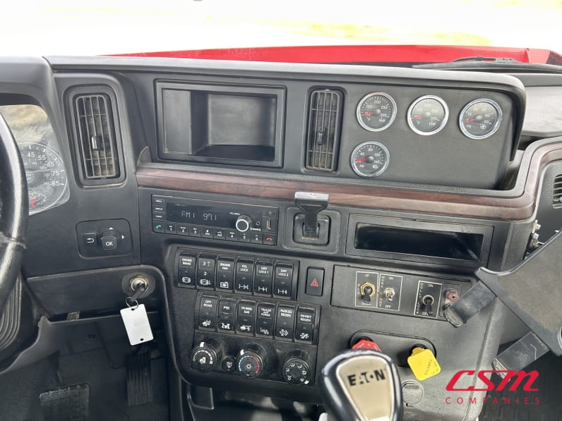 Interior radio and navigation system for this 2022 International HX620 (Stock number: UNN546269)Weeee