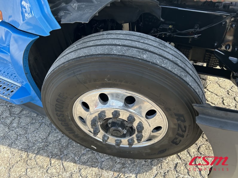 Driver side front tire tread for this 2022 Freightliner Cascadia (Stock number: UNSMW7771A)Weeee