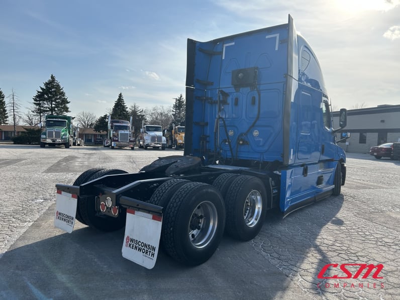 Exterior rear passenger side for this 2022 Freightliner Cascadia (Stock number: UNSMW7771A)Weeee
