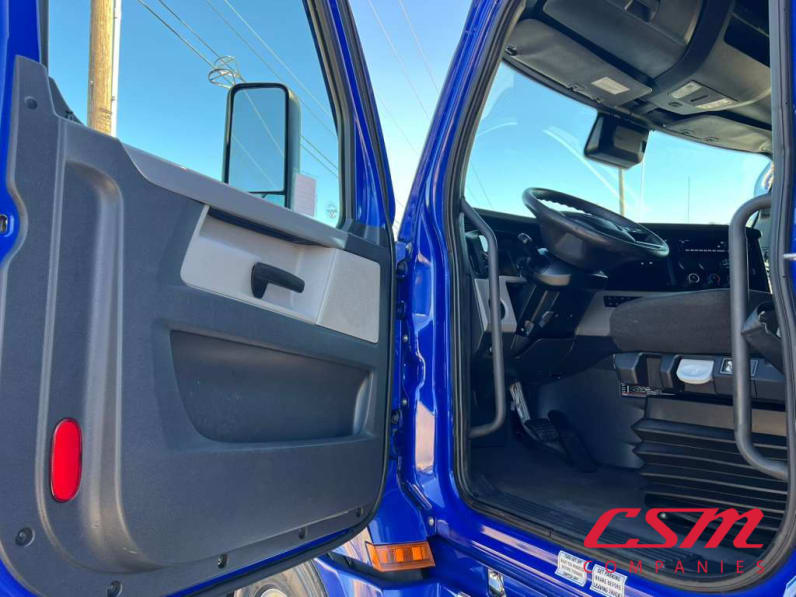 Drivers side door open for this 2022 Freightliner Cascadia (Stock number: UNSMW7880A)Weeee