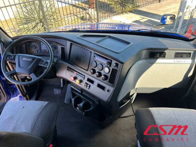 Interior cockpit for this 2022 Freightliner Cascadia (Stock number: UNSMW7880A)Weeee