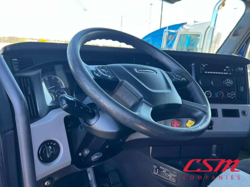 Interior dash for this 2022 Freightliner Cascadia (Stock number: UNSMW7880A)Weeee