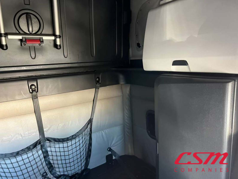 Interior driver side sleeper for this 2022 Freightliner Cascadia (Stock number: UNSMW7880A)Weeee