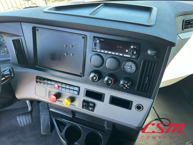 Interior radio and navigation system for this 2022 Freightliner Cascadia (Stock number: UNSMW7880A)Weeee