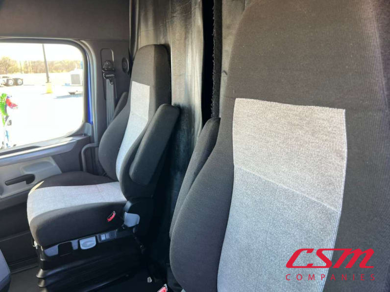 Interior seats for this 2022 Freightliner Cascadia (Stock number: UNSMW7880A)Weeee