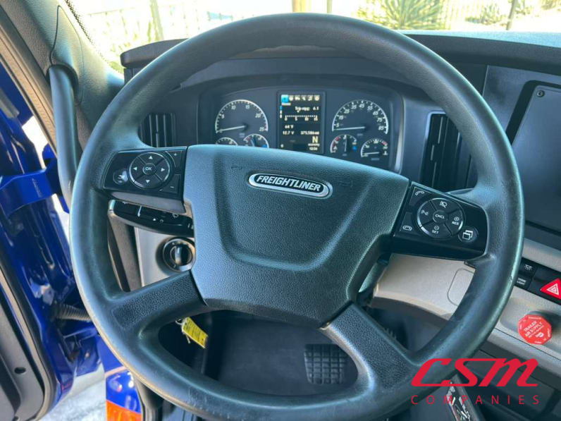 Interior steering wheel for this 2022 Freightliner Cascadia (Stock number: UNSMW7880A)Weeee