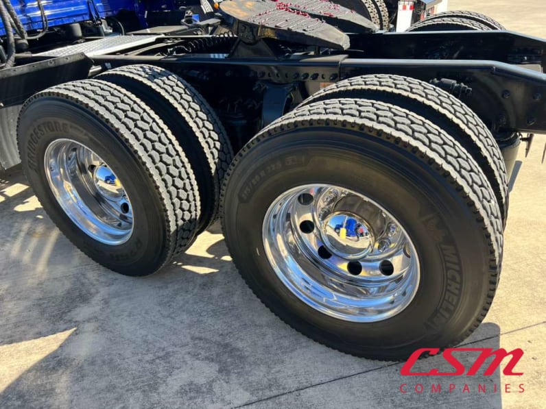 Passenger side rear frame and tire tread for this 2022 Freightliner Cascadia (Stock number: UNSMW7880A)Weeee