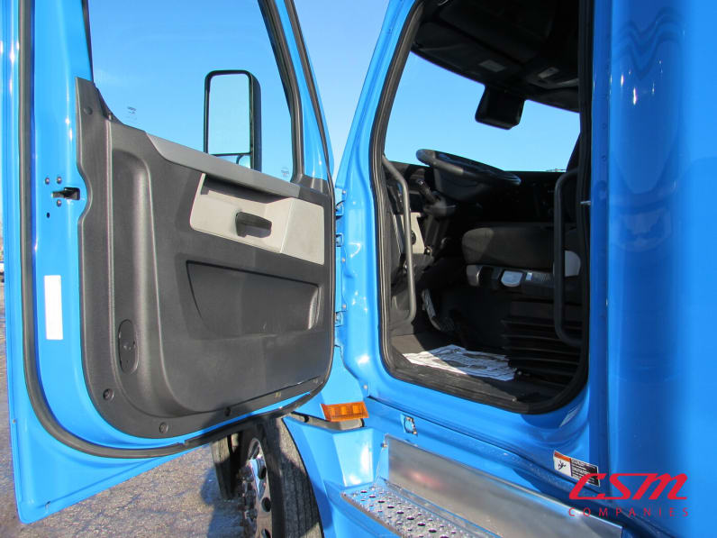 Drivers side door open for this 2022 Freightliner Cascadia (Stock number: UNSMW7939A)Weeee