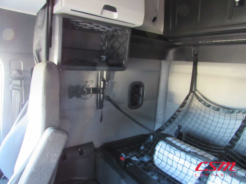 Interior passenger side sleeper for this 2022 Freightliner Cascadia (Stock number: UNSMW7939A)Weeee
