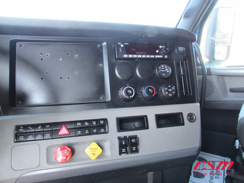 Interior radio and navigation system for this 2022 Freightliner Cascadia (Stock number: UNSMW7939A)Weeee