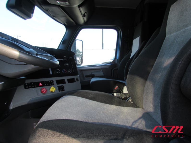 Interior seats for this 2022 Freightliner Cascadia (Stock number: UNSMW7939A)Weeee