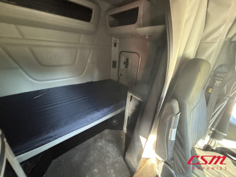 Interior driver side sleeper for this 2023 Peterbilt 579 (Stock number: UPD806283)Weeee