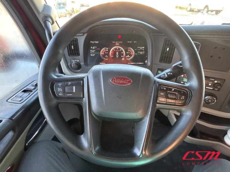 Interior steering wheel for this 2023 Peterbilt 579 (Stock number: UPD806284)Weeee