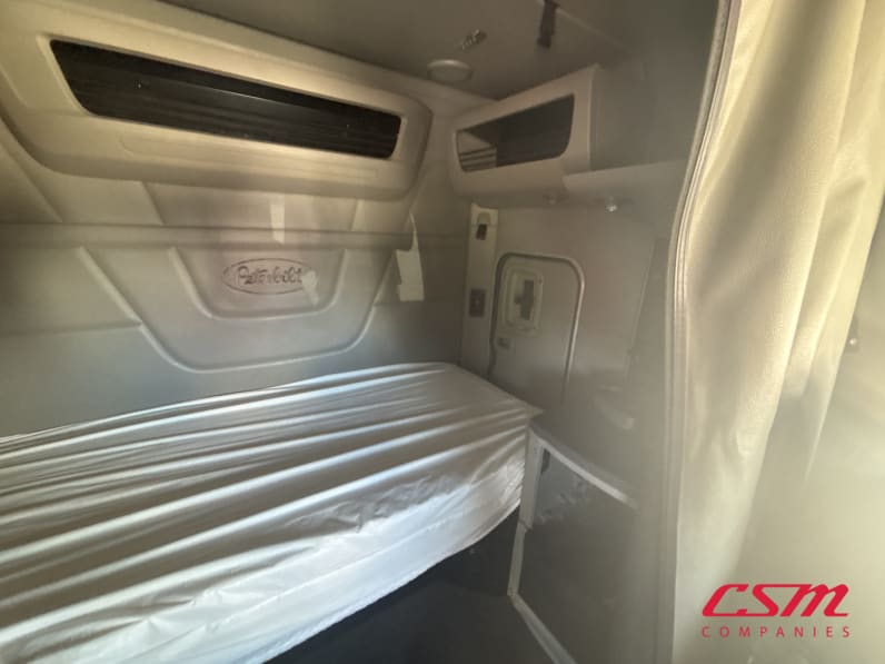 Interior driver side sleeper for this 2023 Peterbilt 579 (Stock number: UPD806286)Weeee