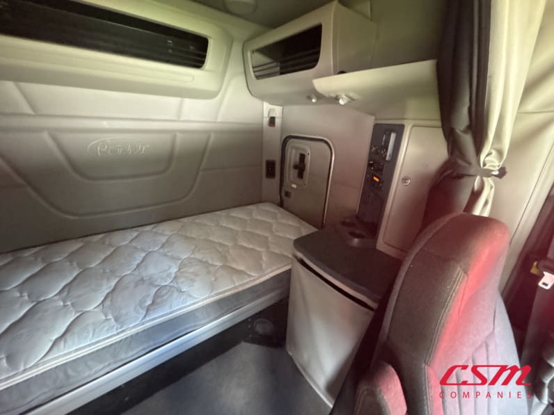 Interior driver side sleeper for this 2023 Peterbilt 579 (Stock number: UPD806289)Weeee