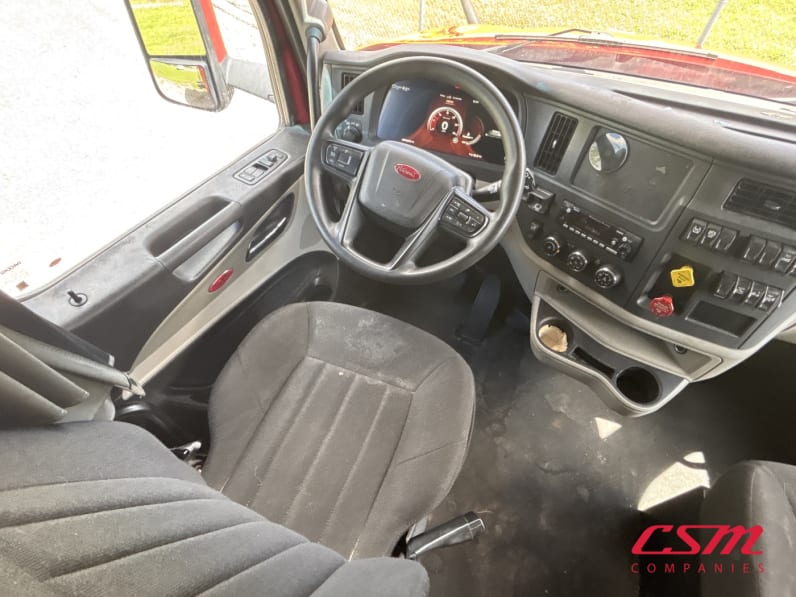 Interior dash for this 2023 Peterbilt 579 (Stock number: UPD806295)Weeee
